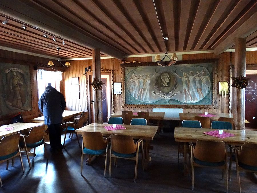 Interiör från Skjulstastugans kaffé med stora väggmålningar. Foto Anders Ehrlemark 2014